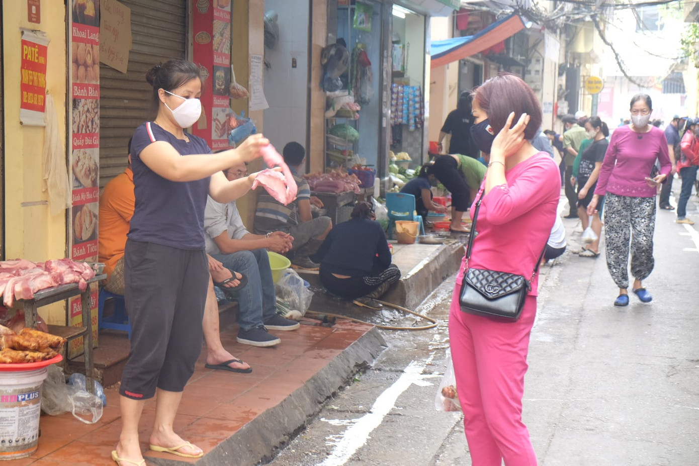 Hà Nội: Lập chốt, kẻ vạch sơn nơi công cộng, siết chặt giãn cách xã hội ảnh 12