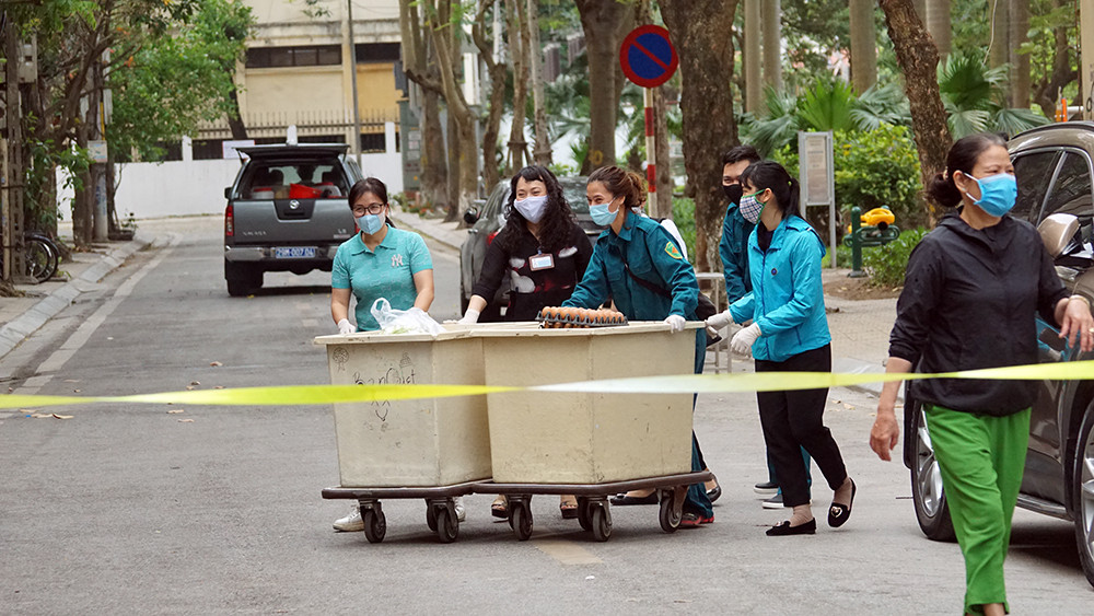 Cung cấp thực phẩm tới từng hộ dân khu cách ly phố Trúc Bạch ảnh 5