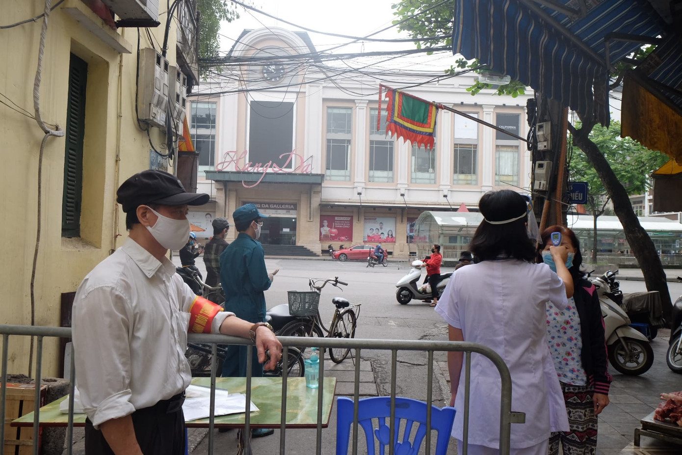 Hà Nội: Lập chốt, kẻ vạch sơn nơi công cộng, siết chặt giãn cách xã hội ảnh 5