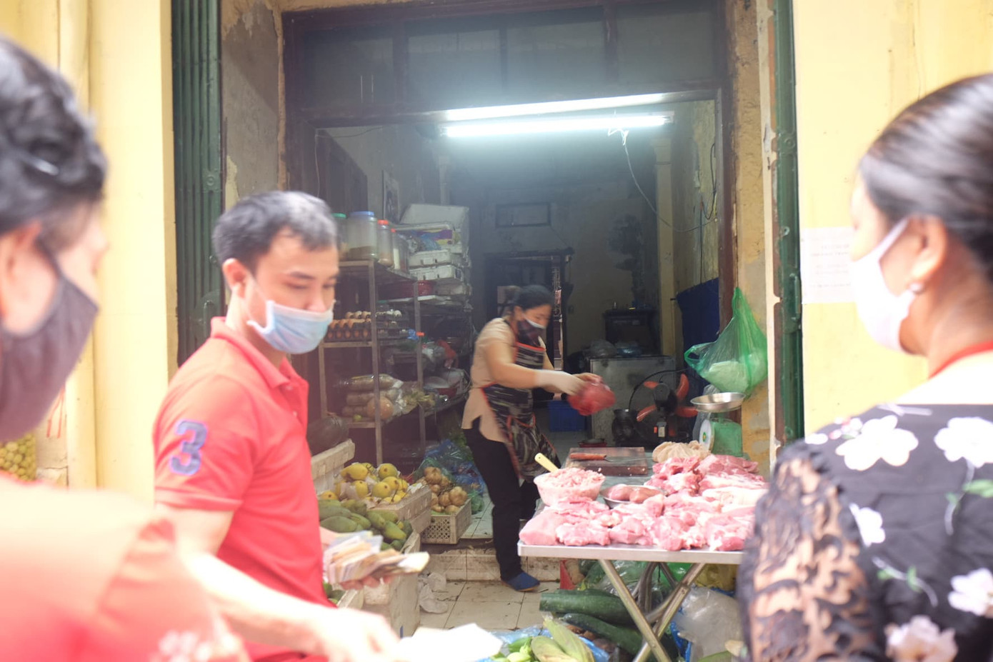 Hà Nội: Lập chốt, kẻ vạch sơn nơi công cộng, siết chặt giãn cách xã hội ảnh 8