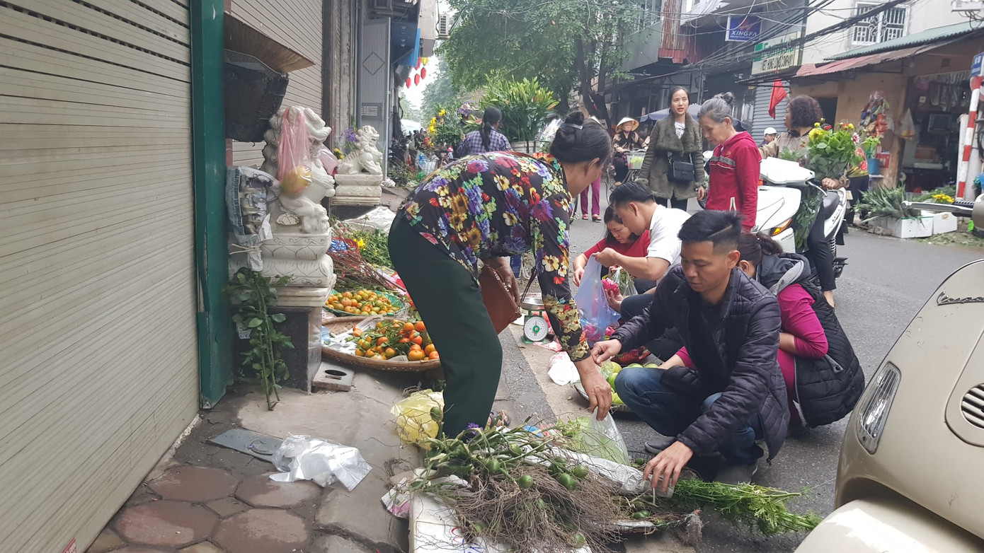 Hà Nội: Giá thịt lợn, thịt gà tăng kỷ lục, người dân chen nhau mua 30 Tết ảnh 1