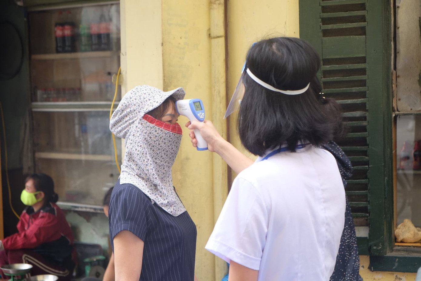 Hà Nội: Lập chốt, kẻ vạch sơn nơi công cộng, siết chặt giãn cách xã hội ảnh 4