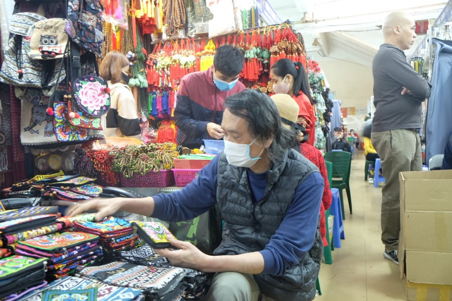 100% khách đeo khẩu trang, rửa tay trước khi vào chợ Đồng Xuân ảnh 10