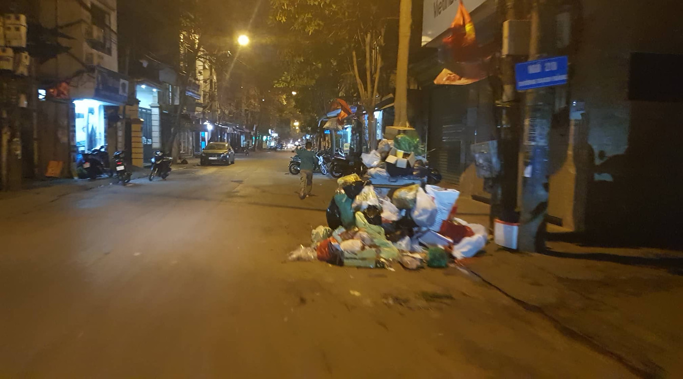 Hà Nội: Rác tăng đột biến 30 Tết, công nhân căng mình dọn rác ảnh 5