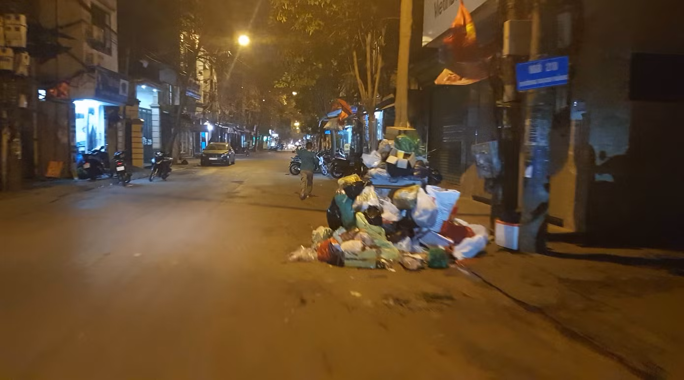 Hà Nội: Rác tăng đột biến 30 Tết, công nhân căng mình dọn rác ảnh 5