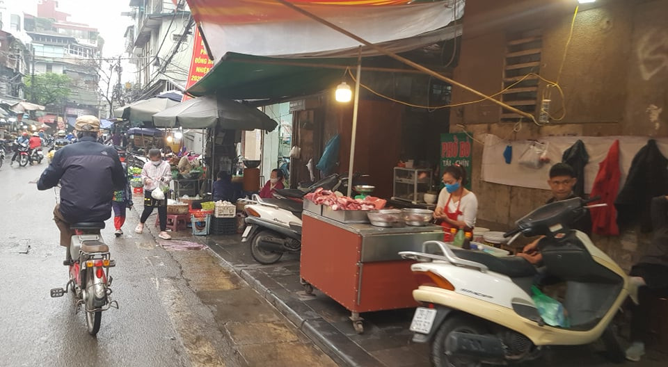 100% khách đeo khẩu trang, rửa tay trước khi vào chợ Đồng Xuân ảnh 14