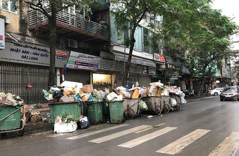 Hà Nội: Rác tăng đột biến 30 Tết, công nhân căng mình dọn rác ảnh 2