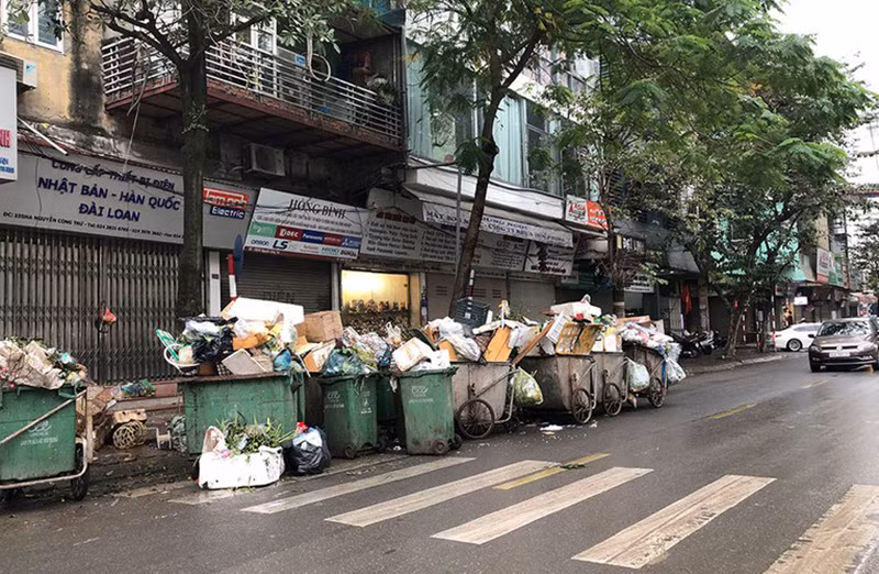 Hà Nội: Rác tăng đột biến 30 Tết, công nhân căng mình dọn rác ảnh 2