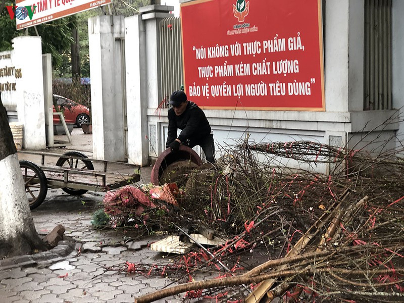 Hà Nội: Rác tăng đột biến 30 Tết, công nhân căng mình dọn rác ảnh 8