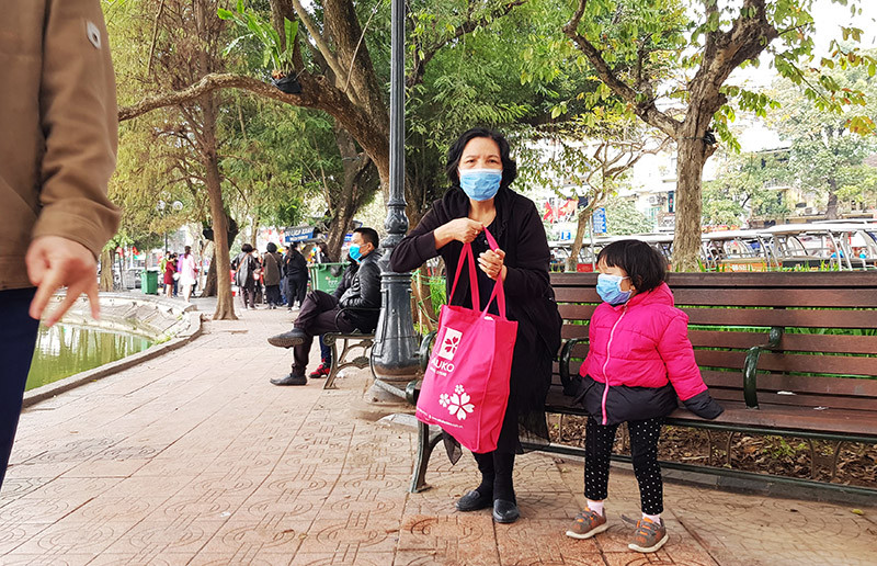 Cận cảnh du khách đến Hà Nội kín mít khẩu trang phòng dịch cúm ảnh 3