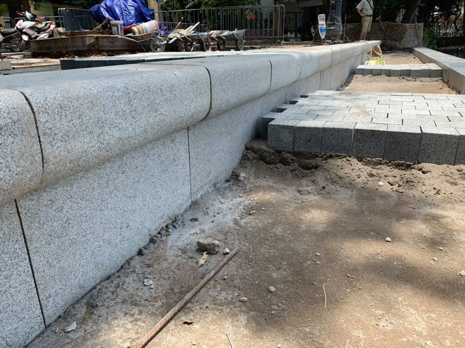 Sau kè bê tông đúc, vỉa hè, đường dạo Hồ Gươm được lát đá tự nhiên ảnh 2