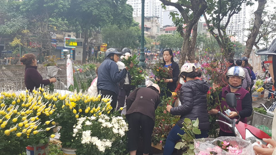 Hà Nội: Giá thịt lợn, thịt gà tăng kỷ lục, người dân chen nhau mua 30 Tết ảnh 12