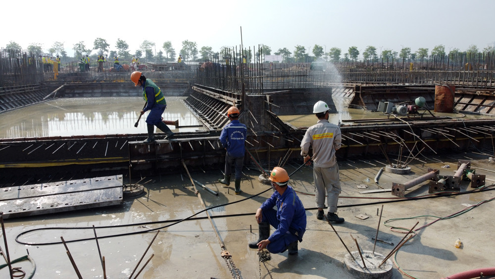 Lắp đặt ống cống khổng lồ dẫn nước sông Tô Lịch vào nhà máy xử lý nước thải ảnh 13