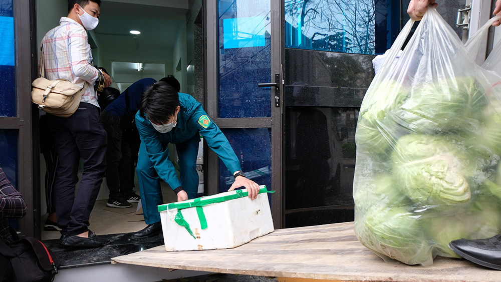 Cung cấp thực phẩm tới từng hộ dân khu cách ly phố Trúc Bạch ảnh 2
