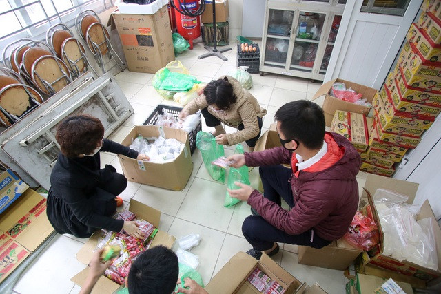 Người dân nghẹn ngào khi nhận mỳ, gạo hỗ trợ ảnh 7