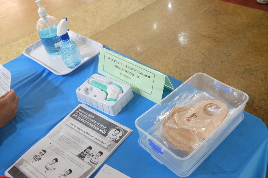 100% khách đeo khẩu trang, rửa tay trước khi vào chợ Đồng Xuân ảnh 7