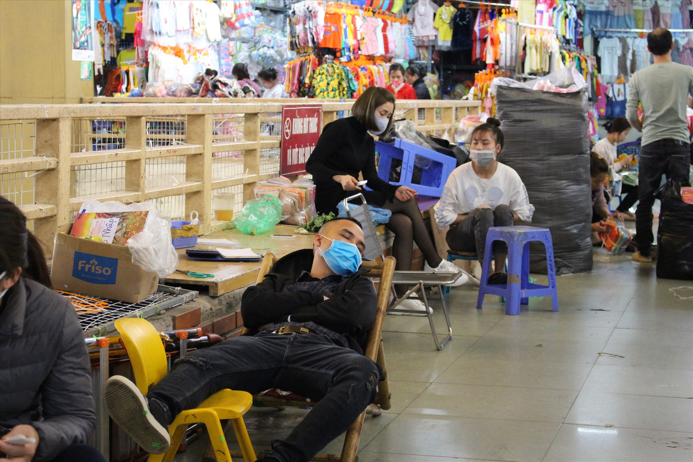 Hàng trăm tiểu thương chợ Đồng Xuân xin miễn, giảm tiền thuê ki ốt vì dịch ảnh 1