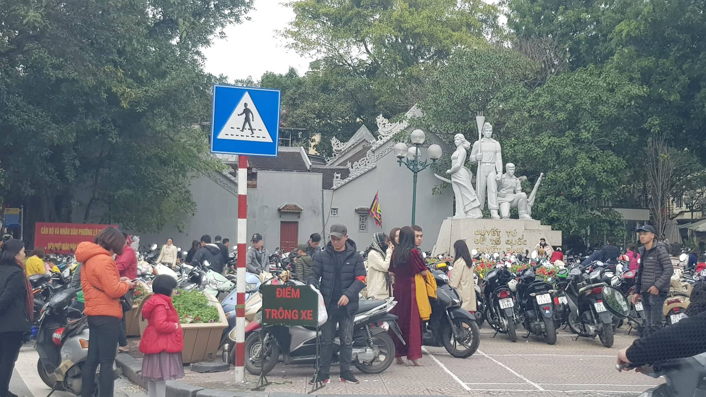 Trông xe tự phát mọc như nấm quanh các điểm di tích Hà Nội ảnh 8
