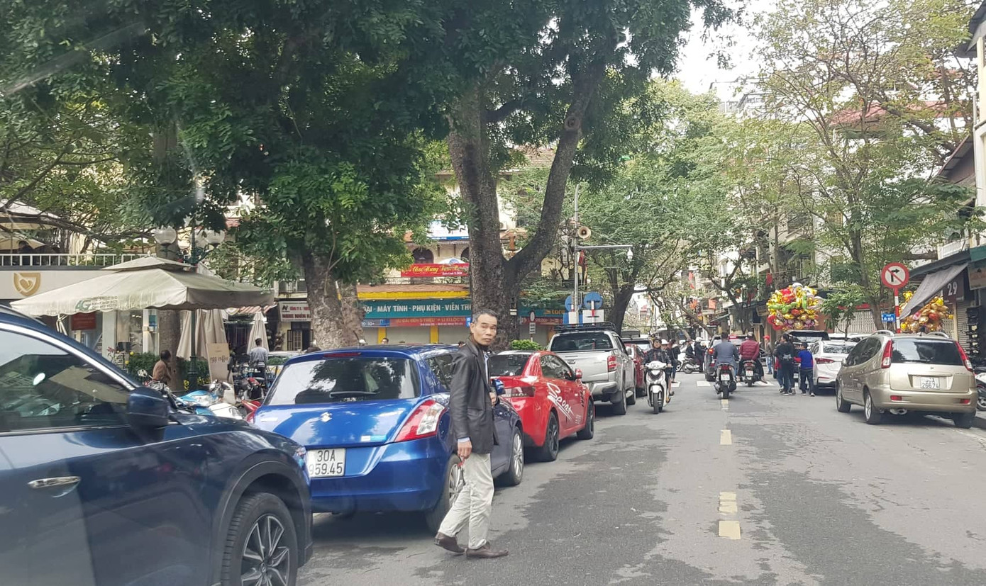 Trông xe tự phát mọc như nấm quanh các điểm di tích Hà Nội ảnh 3