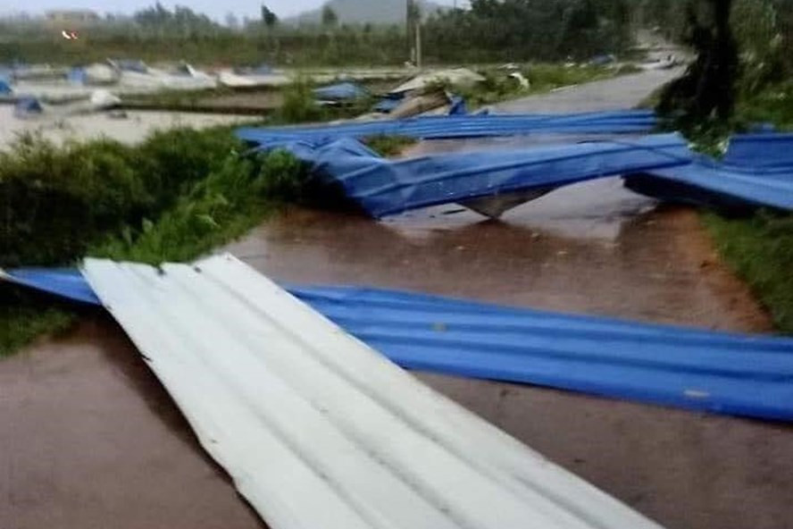 Dông lốc kéo sập nhà xưởng ở Vĩnh Phúc, hàng chục người thương vong ảnh 1