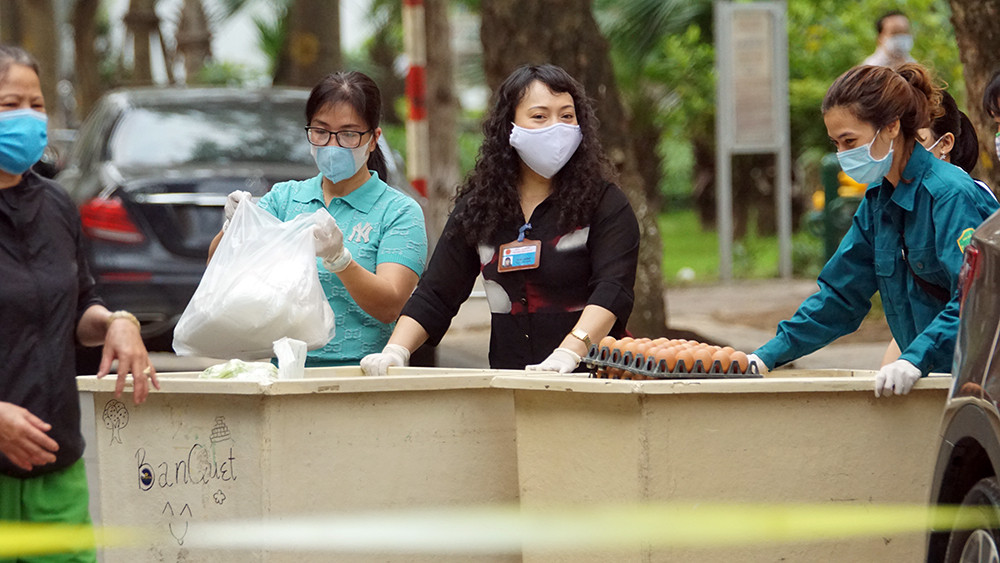 Cung cấp thực phẩm tới từng hộ dân khu cách ly phố Trúc Bạch ảnh 7