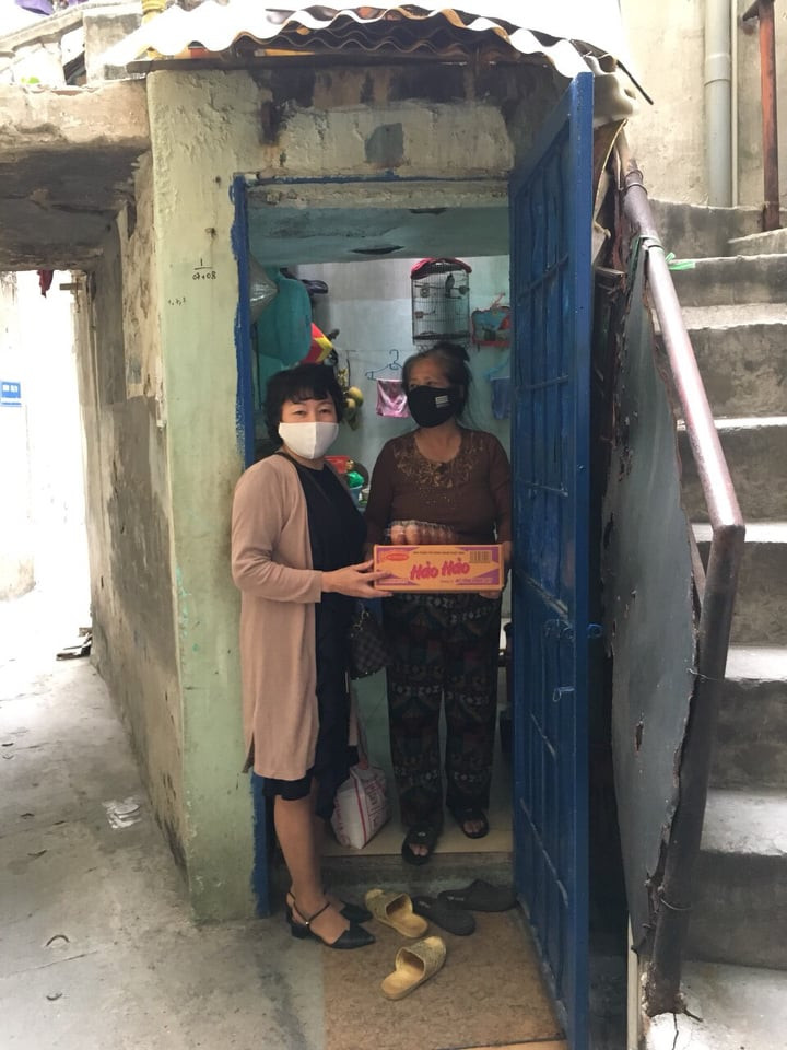 Người dân nghẹn ngào khi nhận mỳ, gạo hỗ trợ ảnh 5