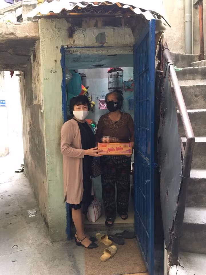 Người dân nghẹn ngào khi nhận mỳ, gạo hỗ trợ ảnh 5