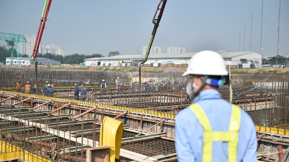 Lắp đặt ống cống khổng lồ dẫn nước sông Tô Lịch vào nhà máy xử lý nước thải ảnh 14