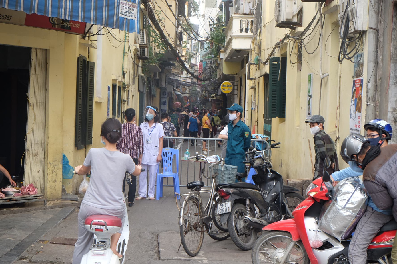 Hà Nội: Lập chốt, kẻ vạch sơn nơi công cộng, siết chặt giãn cách xã hội ảnh 3