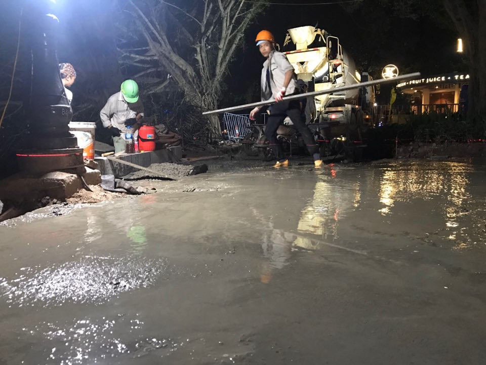 Sau kè bê tông đúc, vỉa hè, đường dạo Hồ Gươm được lát đá tự nhiên ảnh 4