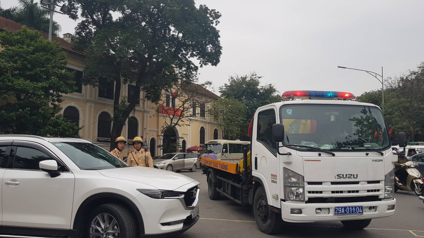 Xử phạt xong, bãi xe tự phát ở Hà Nội tiếp tục 'chặt chém' ảnh 1