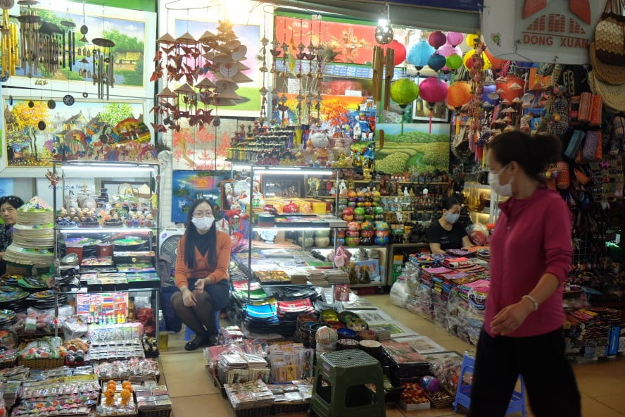 100% khách đeo khẩu trang, rửa tay trước khi vào chợ Đồng Xuân ảnh 11