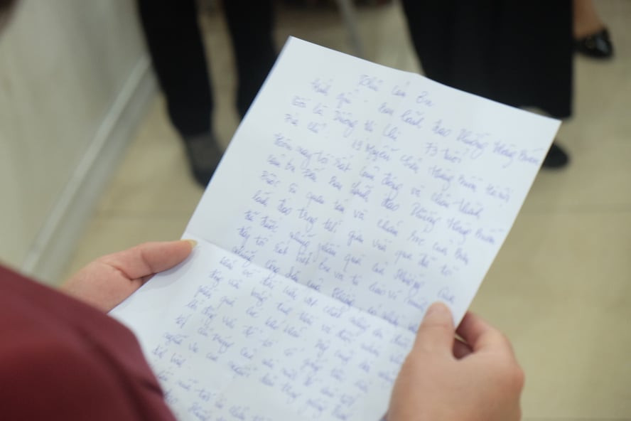 Người dân nghẹn ngào khi nhận mỳ, gạo hỗ trợ ảnh 2