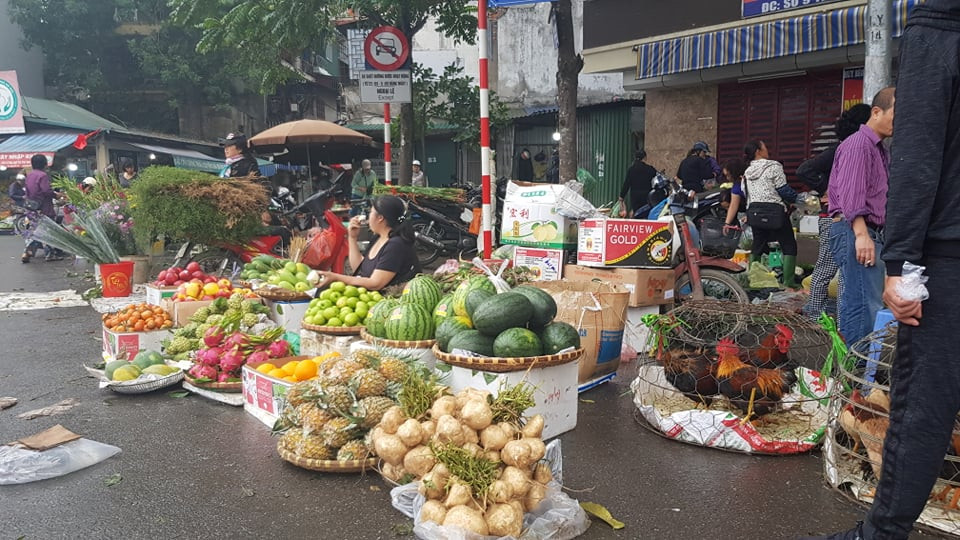 Hà Nội: Giá thịt lợn, thịt gà tăng kỷ lục, người dân chen nhau mua 30 Tết ảnh 4