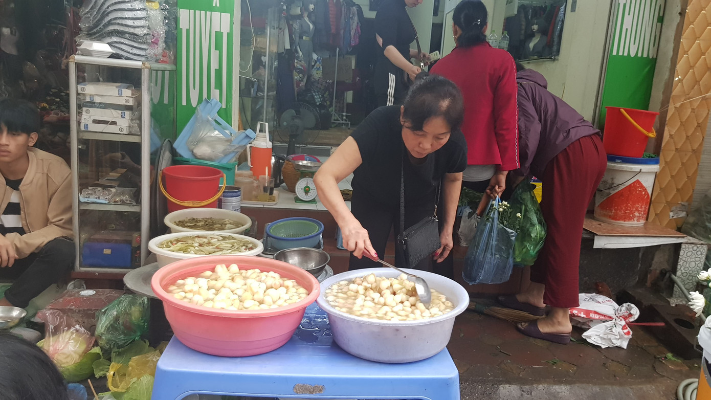 Hà Nội: Giá thịt lợn, thịt gà tăng kỷ lục, người dân chen nhau mua 30 Tết ảnh 10