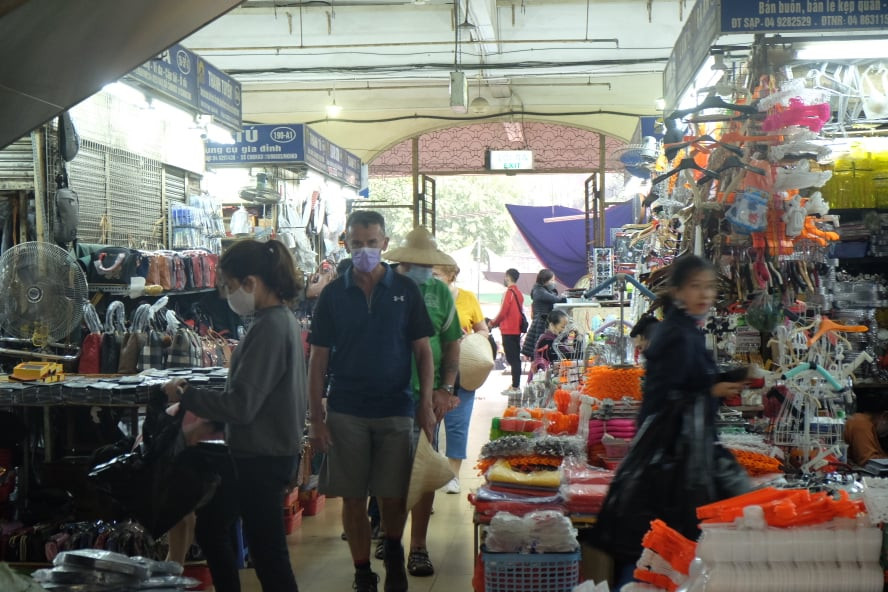 100% khách đeo khẩu trang, rửa tay trước khi vào chợ Đồng Xuân ảnh 8