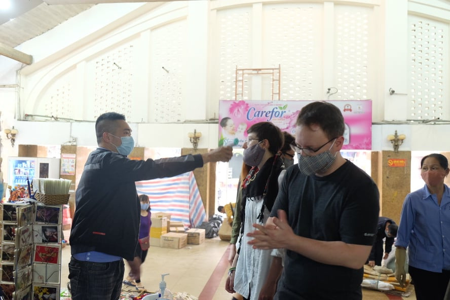 100% khách đeo khẩu trang, rửa tay trước khi vào chợ Đồng Xuân ảnh 6