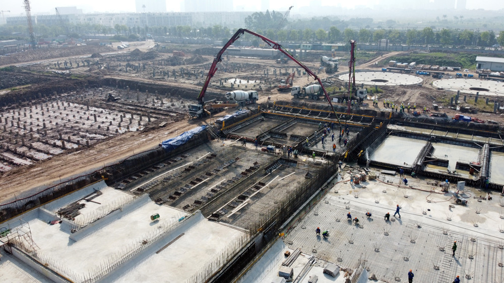 Lắp đặt ống cống khổng lồ dẫn nước sông Tô Lịch vào nhà máy xử lý nước thải ảnh 12