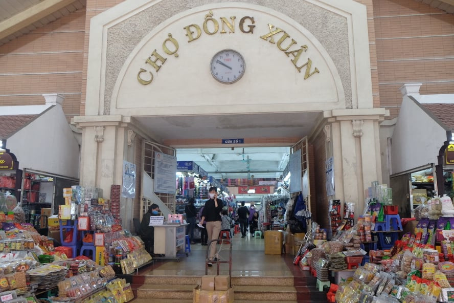 100% khách đeo khẩu trang, rửa tay trước khi vào chợ Đồng Xuân ảnh 2