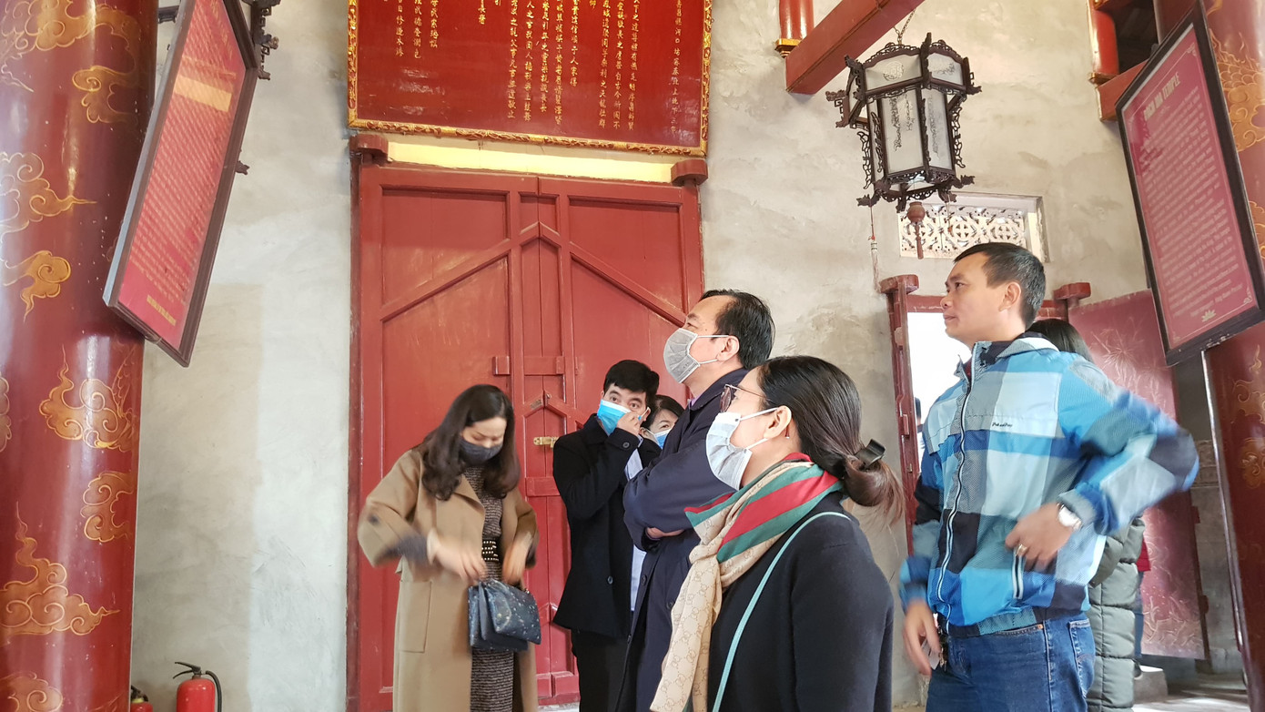 Cận cảnh du khách đến Hà Nội kín mít khẩu trang phòng dịch cúm ảnh 9