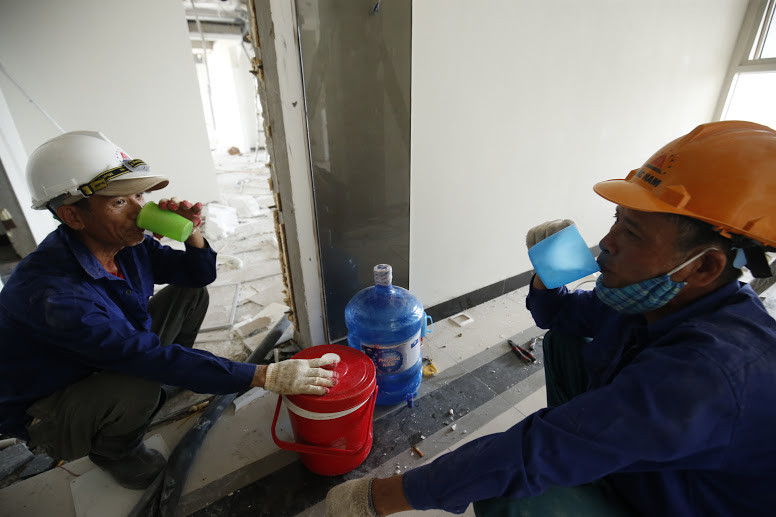 Máy cắt lưỡi kim cương cắt 'ngọt lịm' sàn nhà 8B Lê Trực ảnh 8