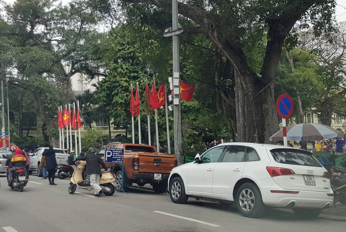 Trông xe tự phát mọc như nấm quanh các điểm di tích Hà Nội ảnh 4