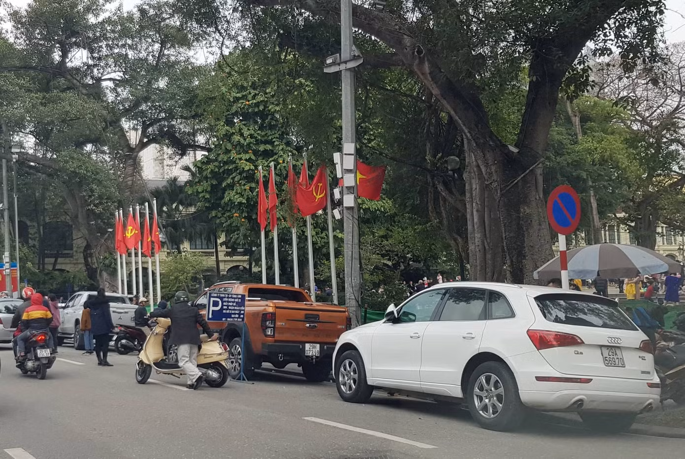 Trông xe tự phát mọc như nấm quanh các điểm di tích Hà Nội ảnh 4