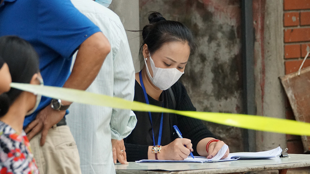 Cung cấp thực phẩm tới từng hộ dân khu cách ly phố Trúc Bạch ảnh 11