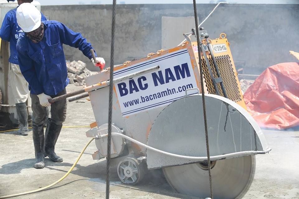 Máy cắt lưỡi kim cương cắt 'ngọt lịm' sàn nhà 8B Lê Trực ảnh 1