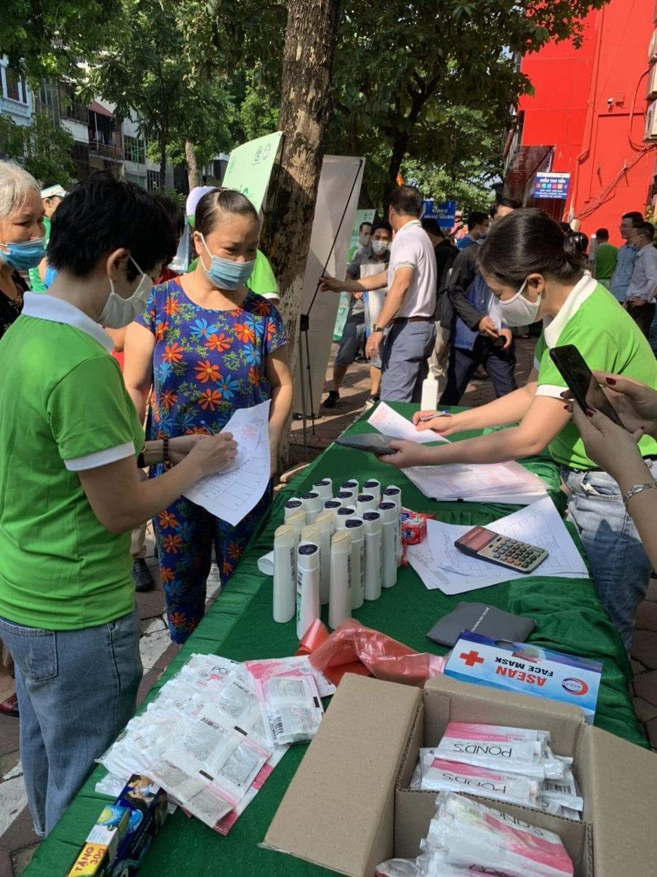 Đồng loạt triển khai đổi rác lấy quà tại 4 quận nội thành ảnh 2