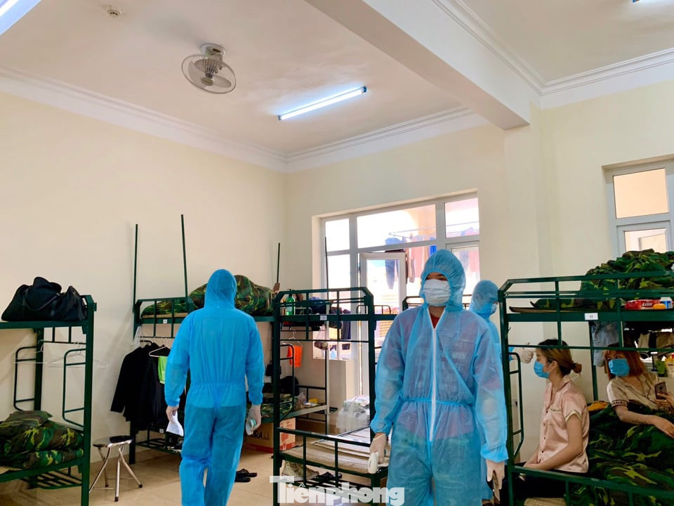 Ngày bận rộn của các bác sĩ sống trong khu cách ly Sơn Tây ảnh 4