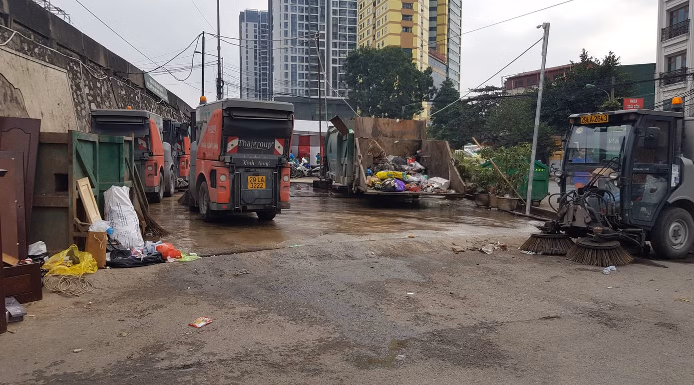 Hà Nội: Rác tăng đột biến 30 Tết, công nhân căng mình dọn rác ảnh 7