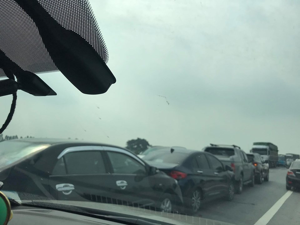 Bốn ô tô đâm 'dồn toa', đường tránh TP Ninh Bình ùn tắc nhiều km ảnh 2