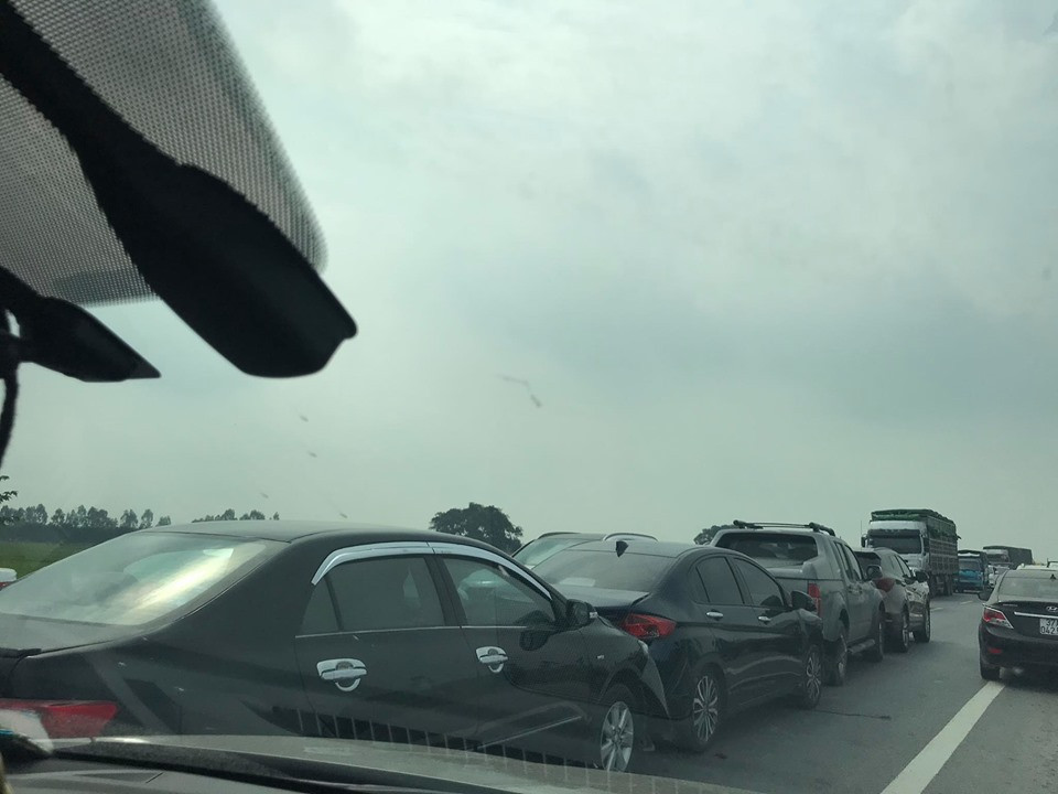 Bốn ô tô đâm 'dồn toa', đường tránh TP Ninh Bình ùn tắc nhiều km ảnh 1